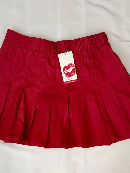 Dresses & Skirts - Red Pleated Mini Skirt with Lip Print Tag